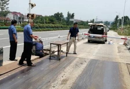萬佛湖治超卡點(diǎn)對電子汽車衡進(jìn)行法定計量檢測